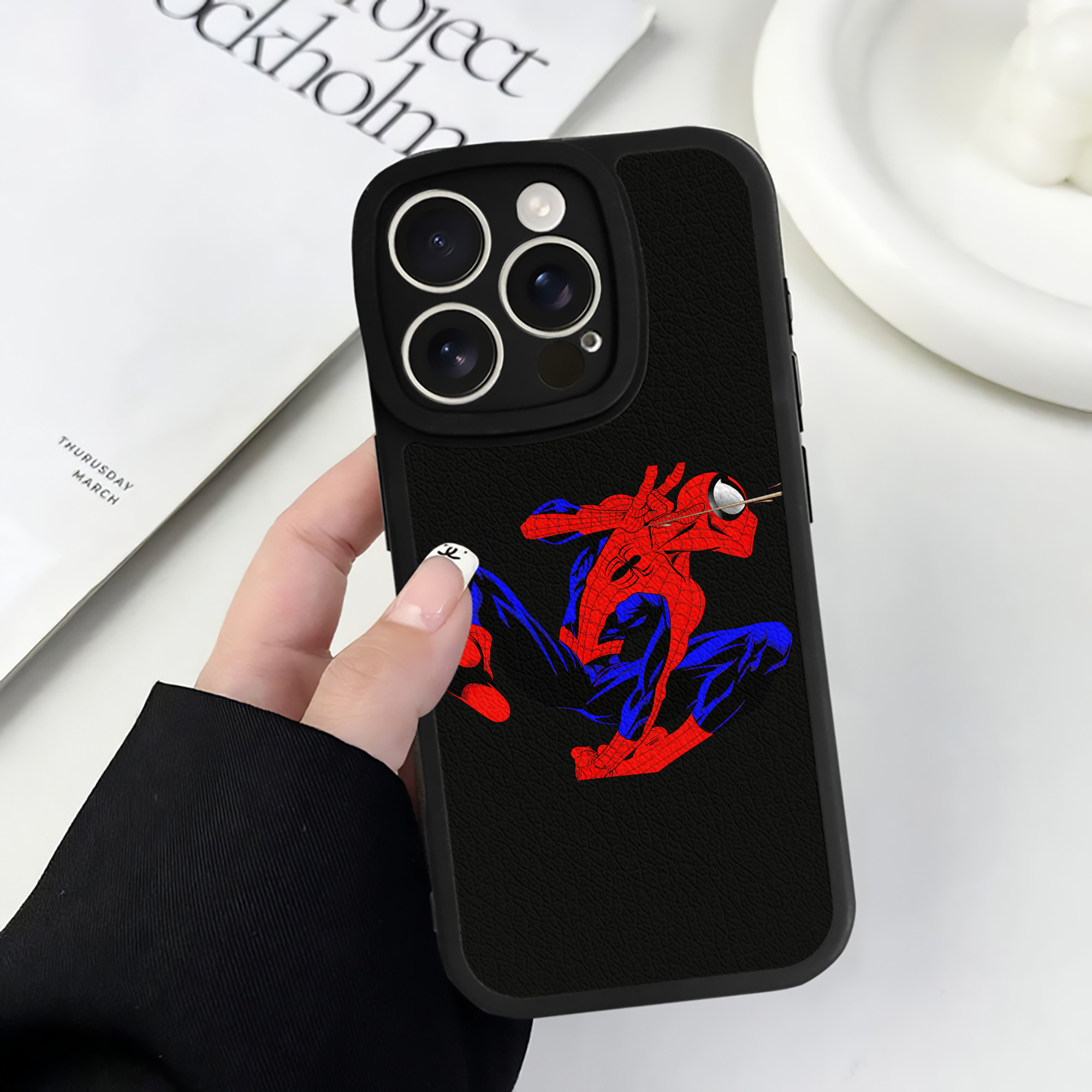 （画像用） Spider Man スパイダーマン 【iPhone 16シリーズ対応】シリコンスマホケース（レザー調） 材質：シリコン